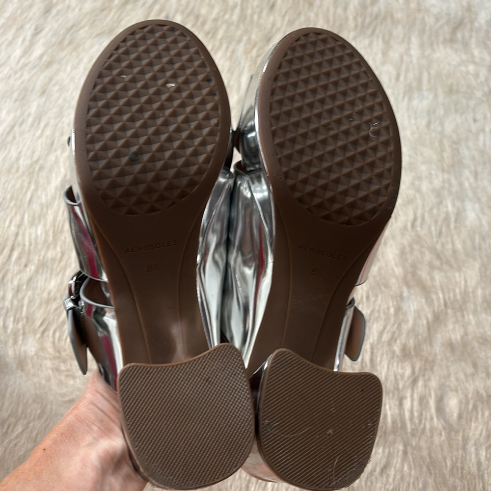 AEROSOLES Silver Slide Sandals with Metallic Finish - Picture 3 of 6